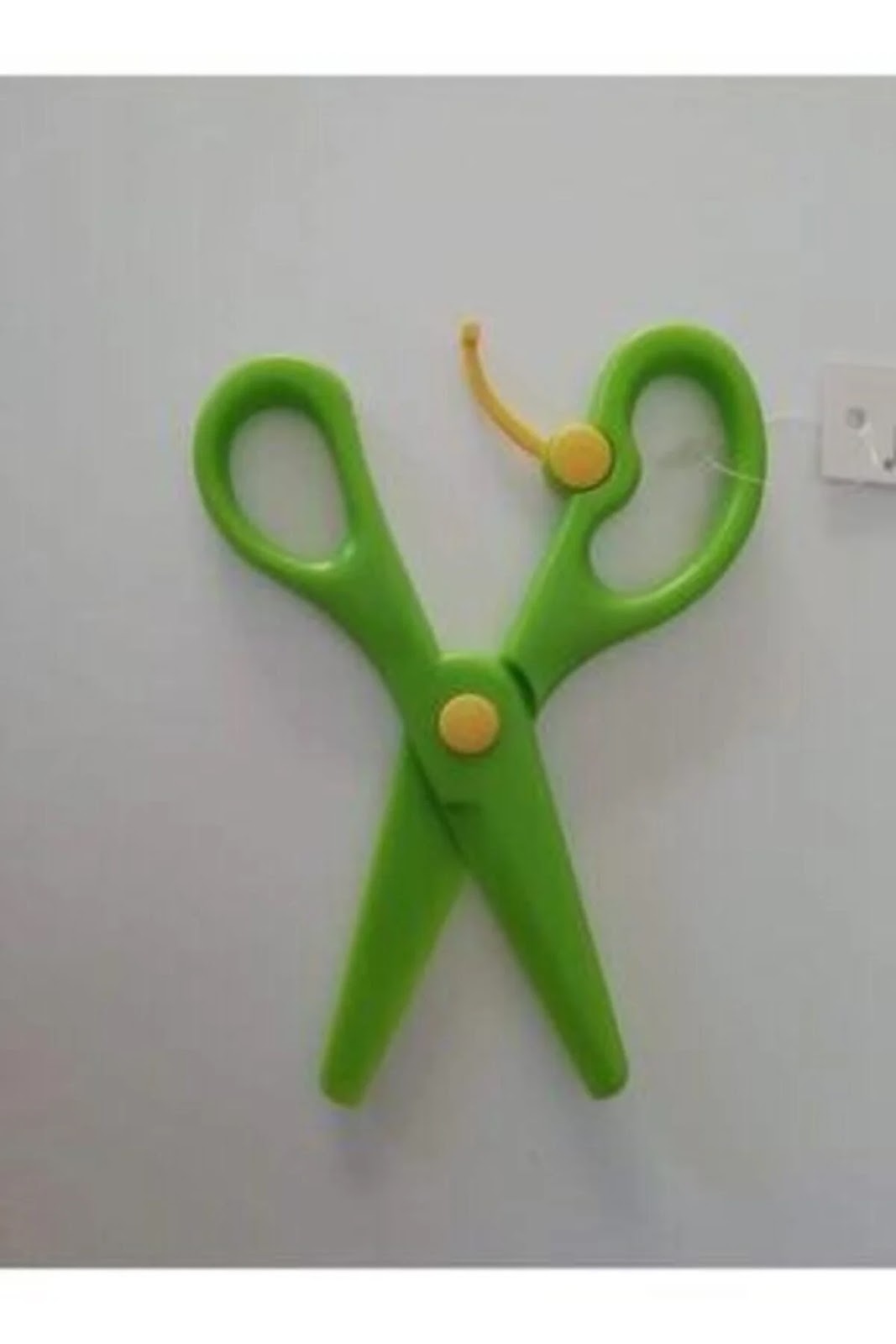 REF_P_0_RG Eye Brow Scissors Green